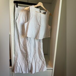 Light Linen Two-Piece Set - White Crop Top & Wide Capri Pants